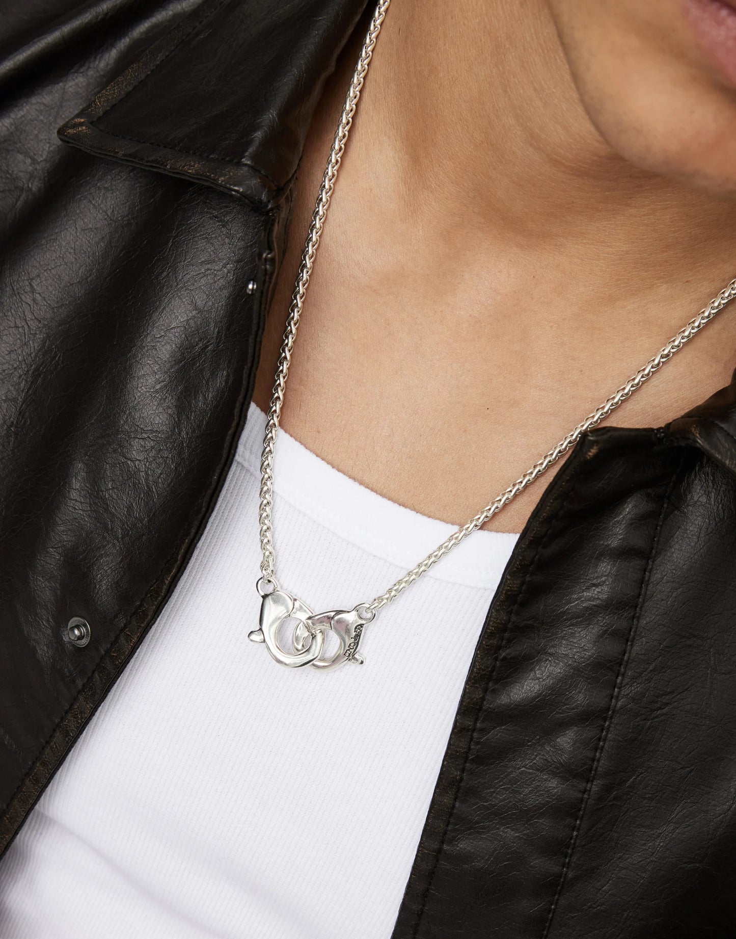 Necklace with intertwined carabiner-Uno De 50